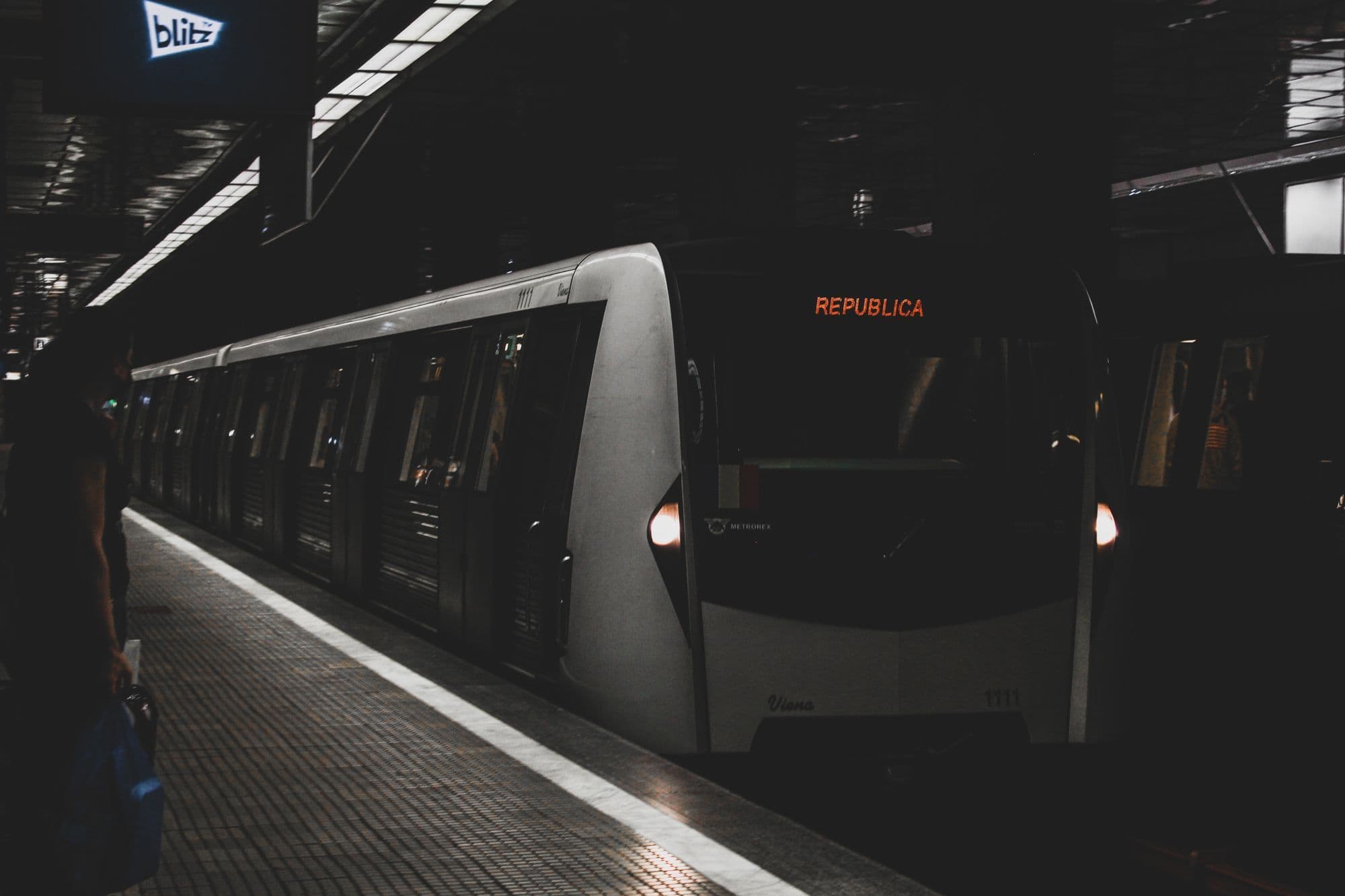 A São Paulo Metrô train standing at República station under low evening light.